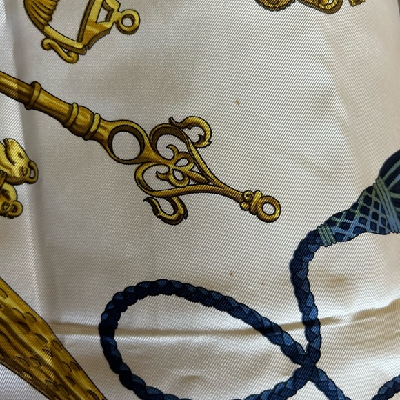 Hermes 💯 Silk Blue white and gold key scarf Large - Picture 10 of 15